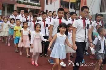 “幸福出发,给力新学年” -----2014年秋火炬一小隆重举行新学年开学典礼