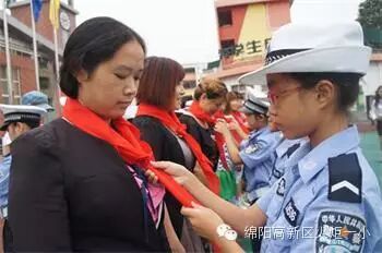 “幸福出发,给力新学年” -----2014年秋火炬一小隆重举行新学年开学典礼