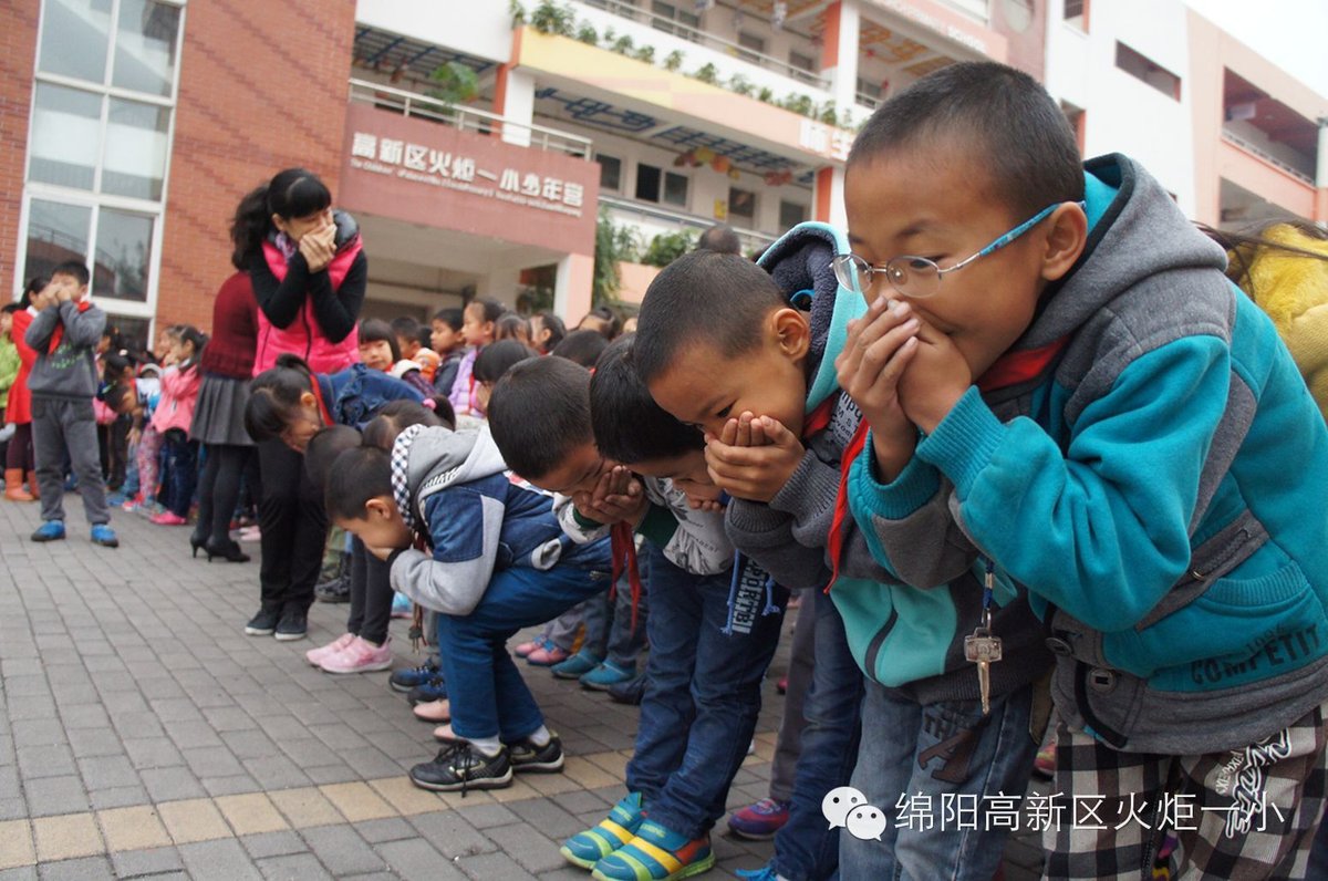 我校成功举行“平安就是幸福的味道”消防安全演练活动