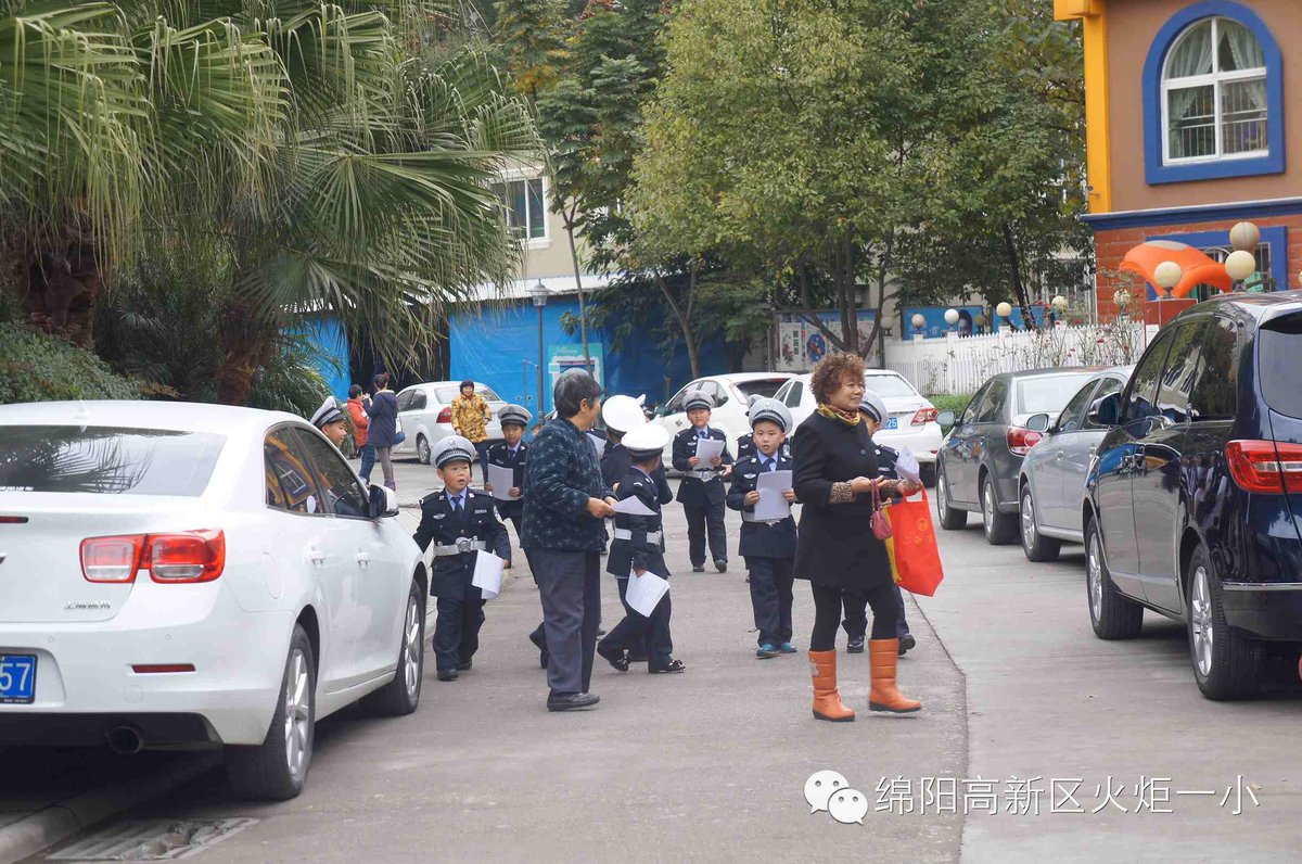 【火一动态】我校开展文明交通宣讲进社区实践活动