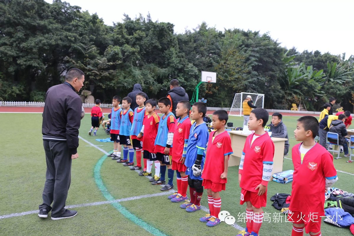 【1、足球赛场写真】  旋风小子来啦！
