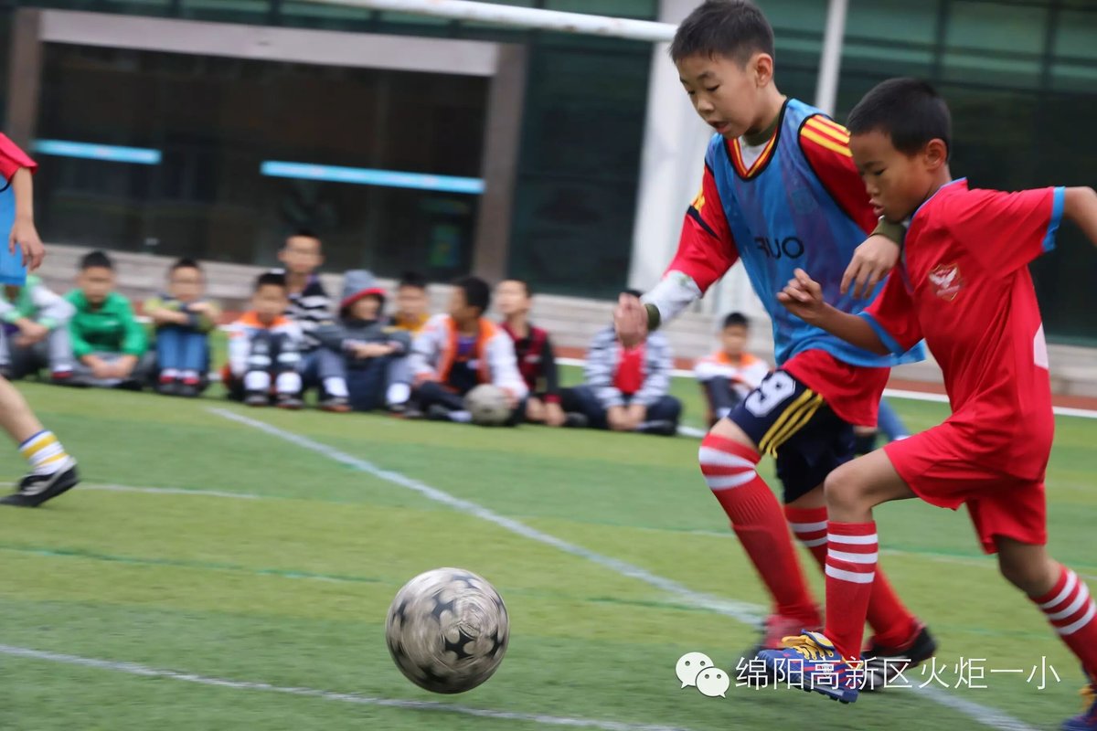 【1、足球赛场写真】  旋风小子来啦！