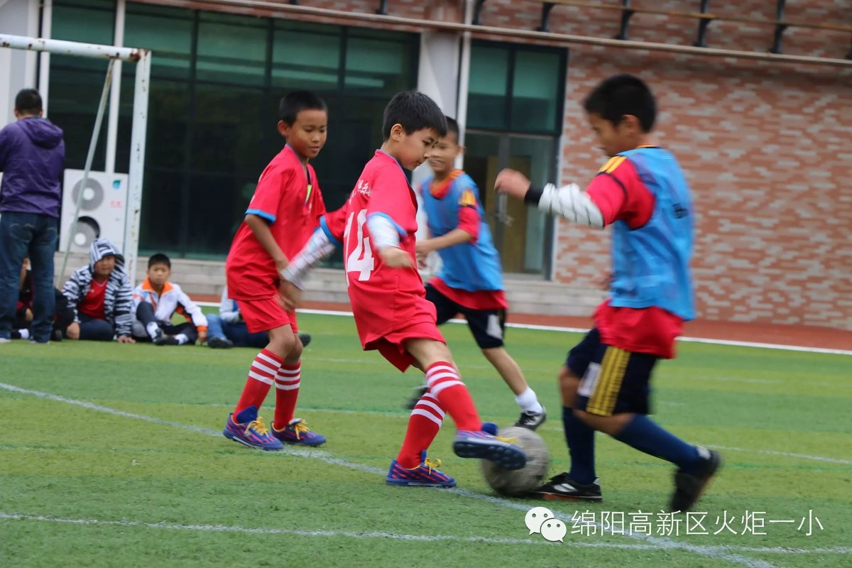 【1、足球赛场写真】  旋风小子来啦！