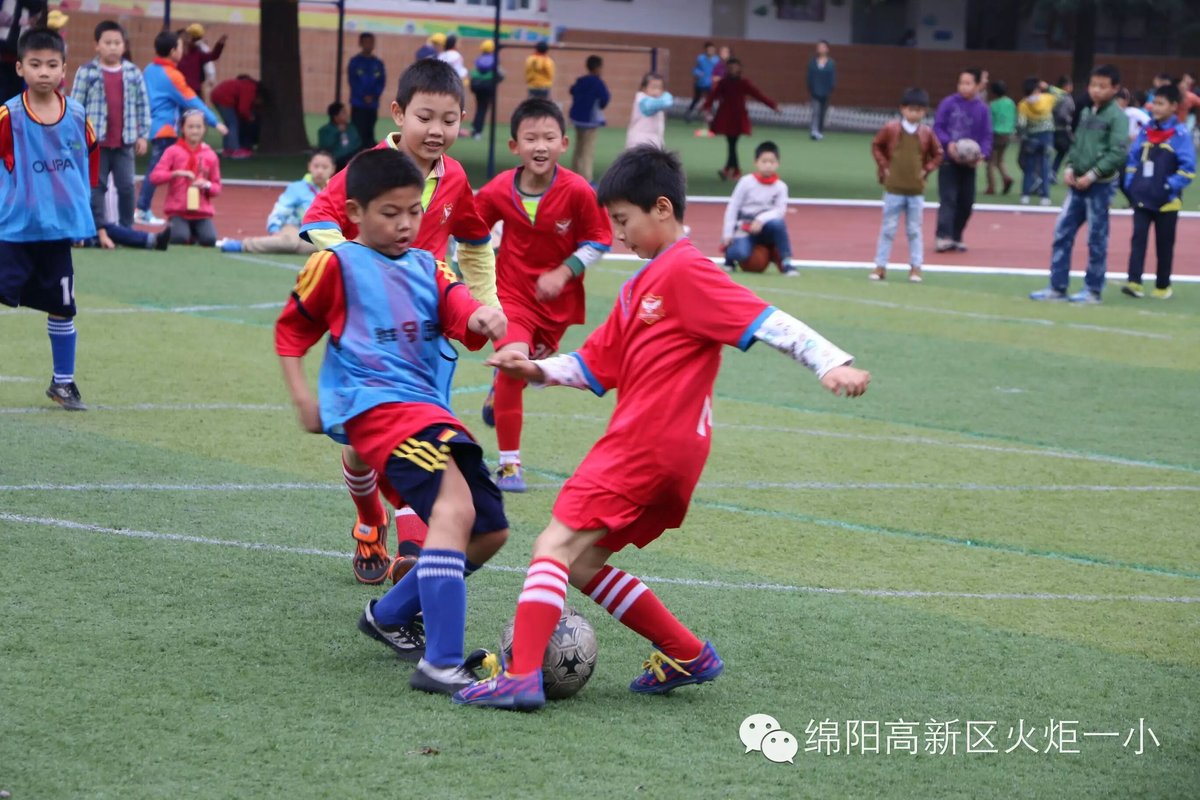 【1、足球赛场写真】  旋风小子来啦！