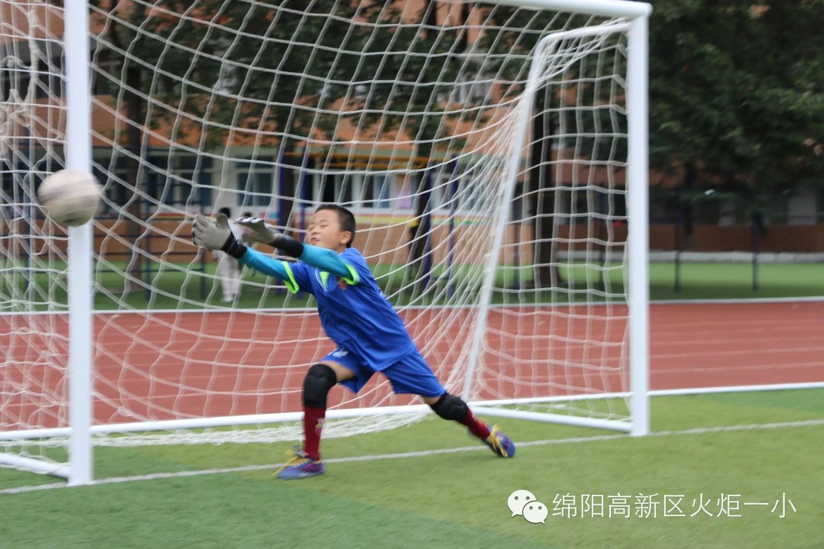 【1、足球赛场写真】  旋风小子来啦！