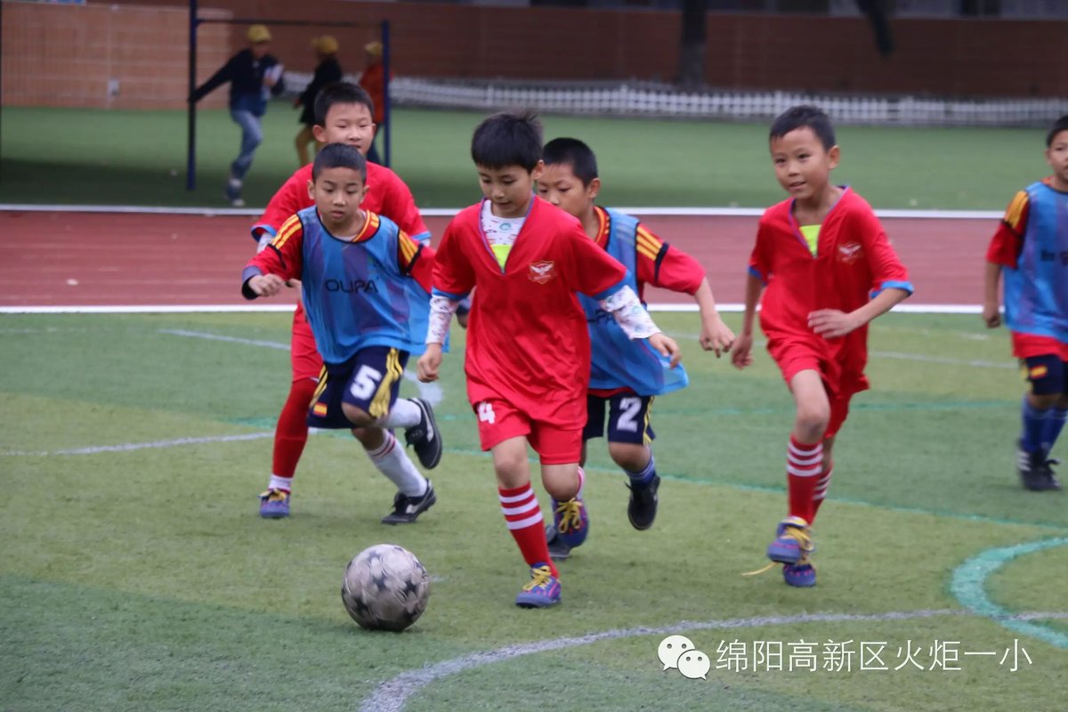 【1、足球赛场写真】  旋风小子来啦！