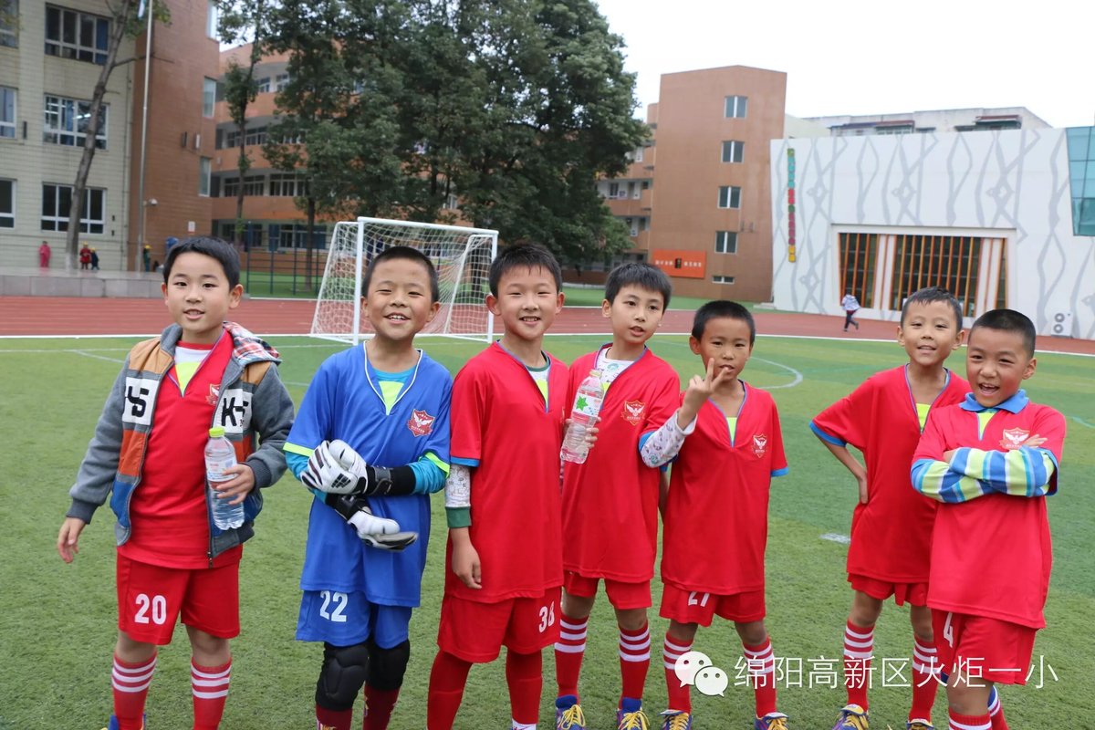【1、足球赛场写真】  旋风小子来啦！