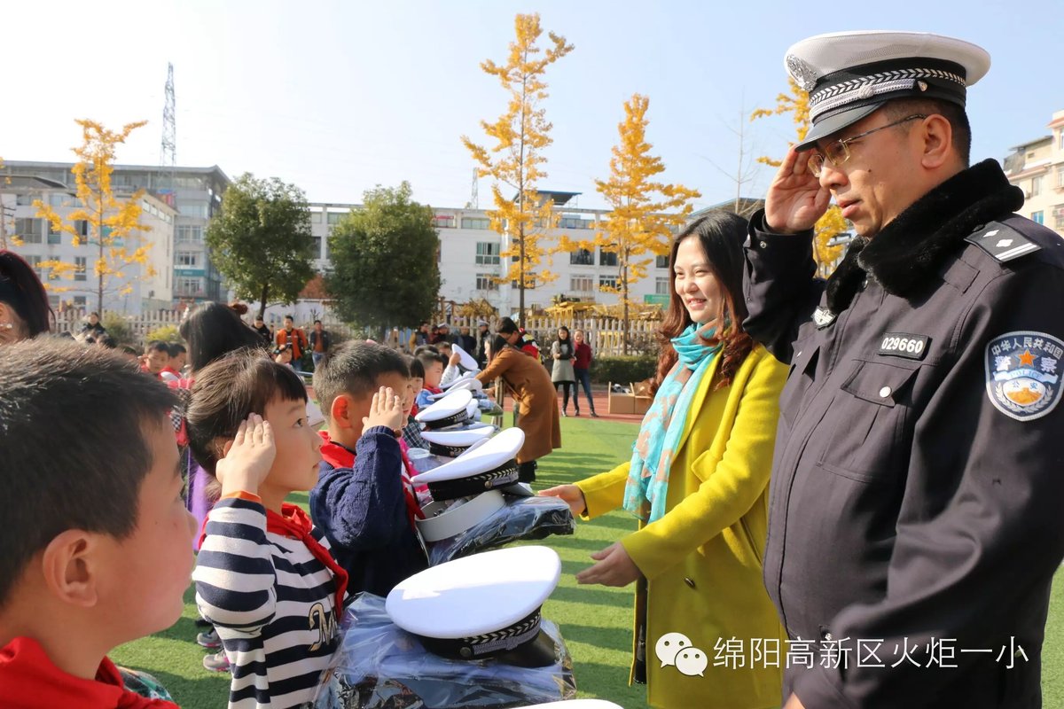 【火一动态】第六届小交警督导队成立仪式暨“12.2”文明交通宣传活动