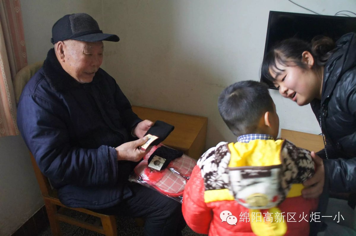 关爱老人  　服务社会