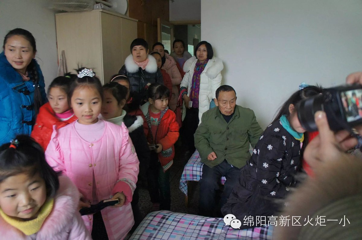 关爱老人  　服务社会