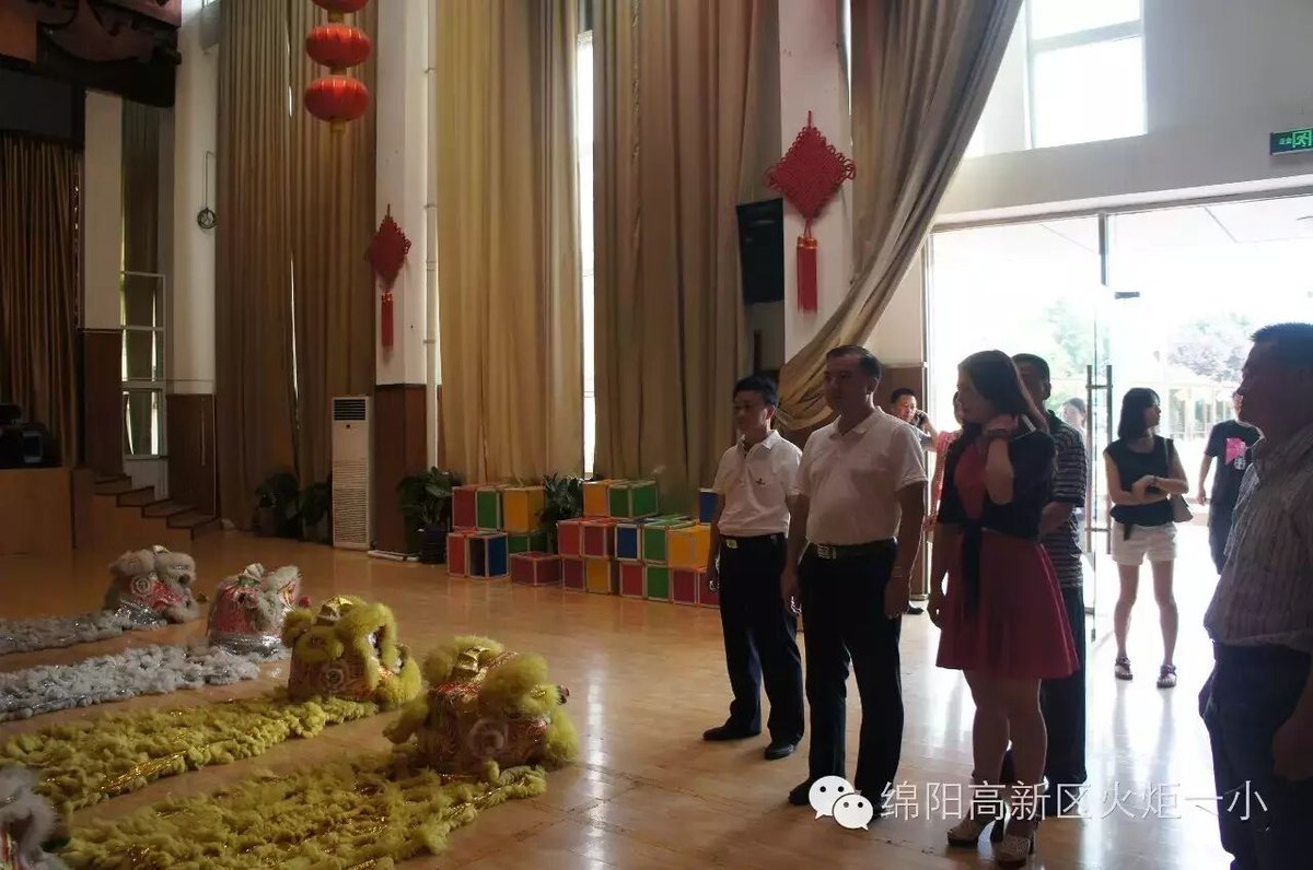 【火一动态】四川省文明办专职副主任张峰一行调研火炬一小少年宫工作
