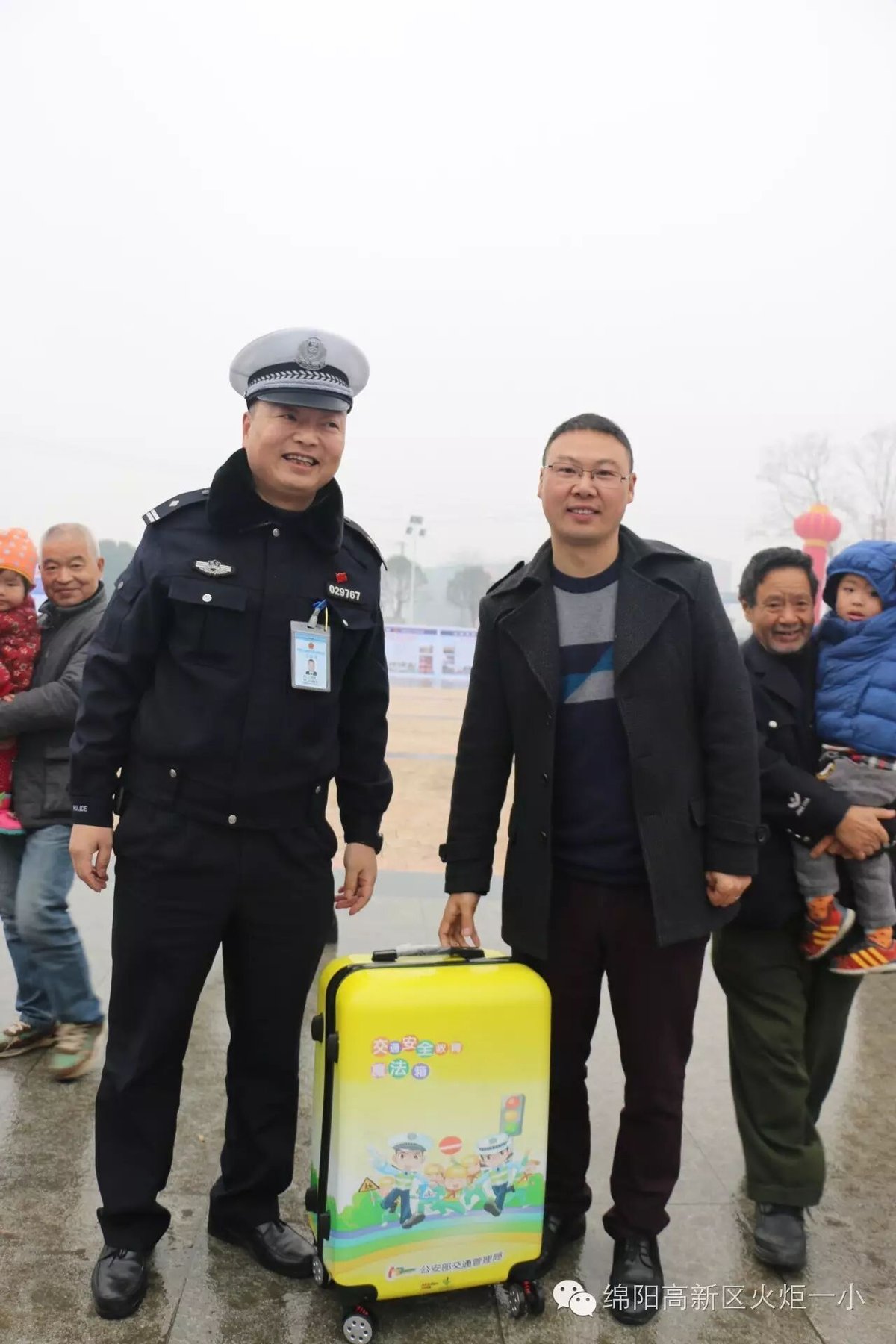 【火一动态】火炬一小小交警参加绵阳市2016年“122全国交通日”主题活动