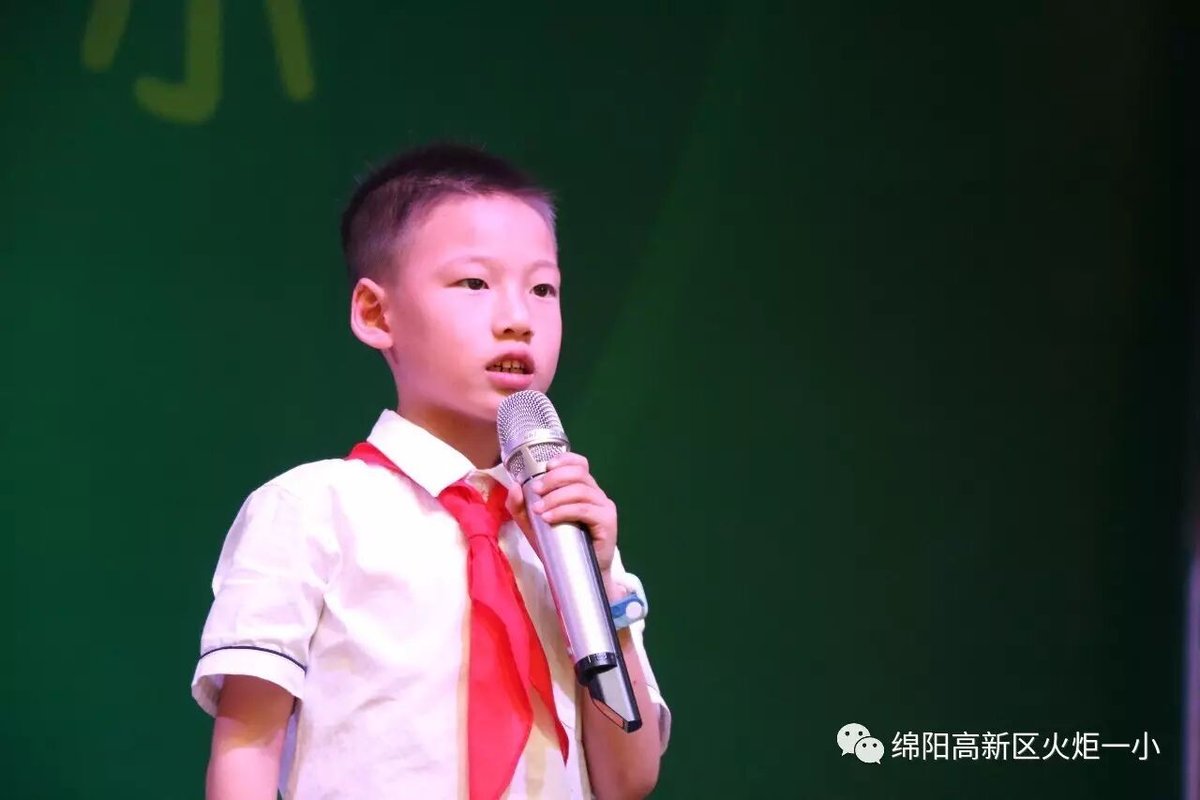 【六一系列活动一】今天，我光荣入队啦！