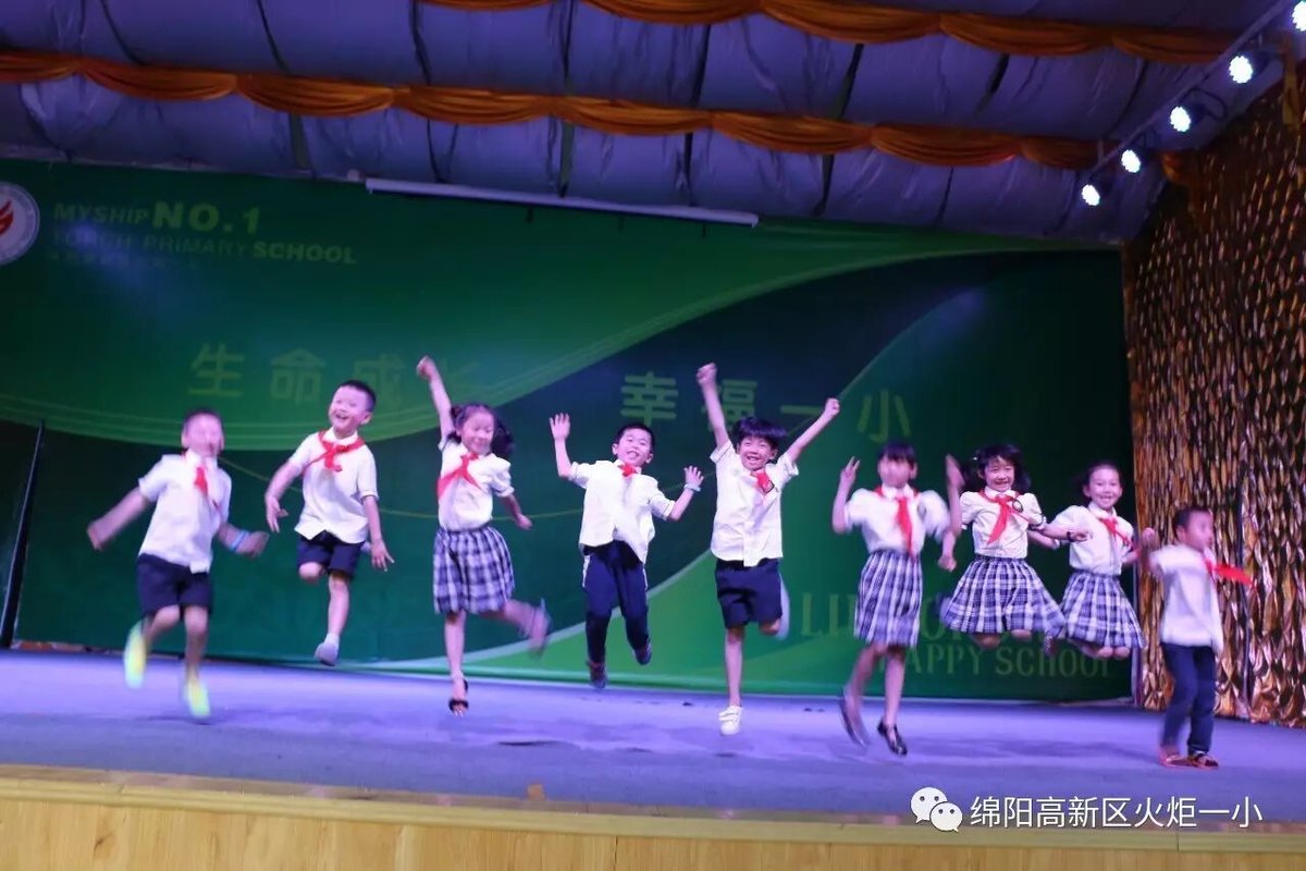 【六一系列活动一】今天，我光荣入队啦！