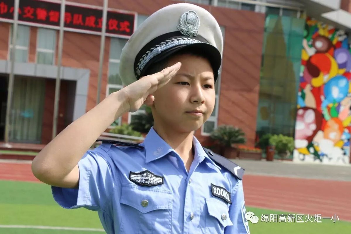 【火一动态】火炬一小第七届红领巾小交警督导队成立仪式