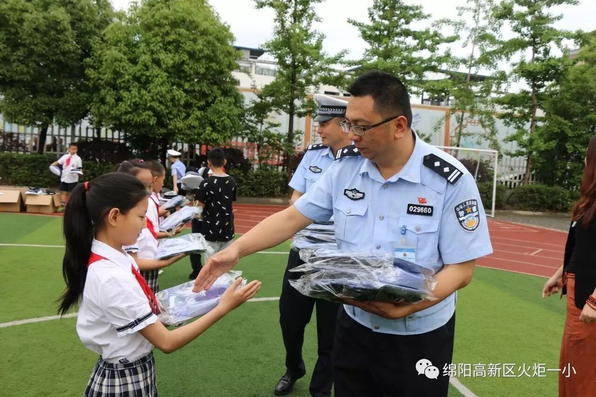 【火一动态】火炬一小第七届红领巾小交警督导队成立仪式