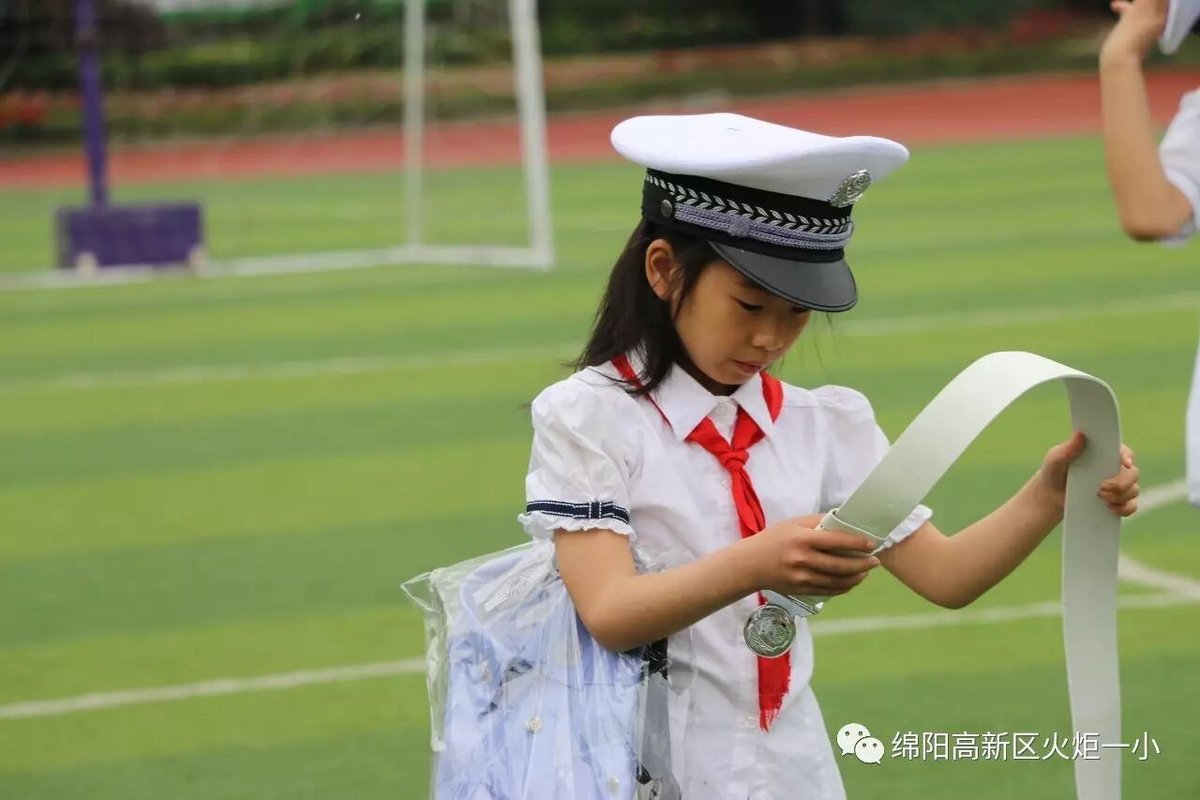 【火一动态】火炬一小第七届红领巾小交警督导队成立仪式
