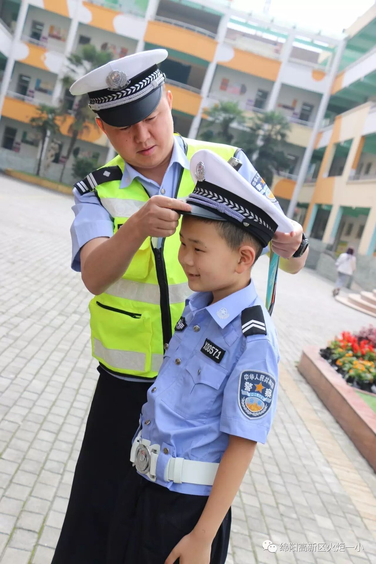 【火一动态】火炬一小第七届红领巾小交警督导队成立仪式
