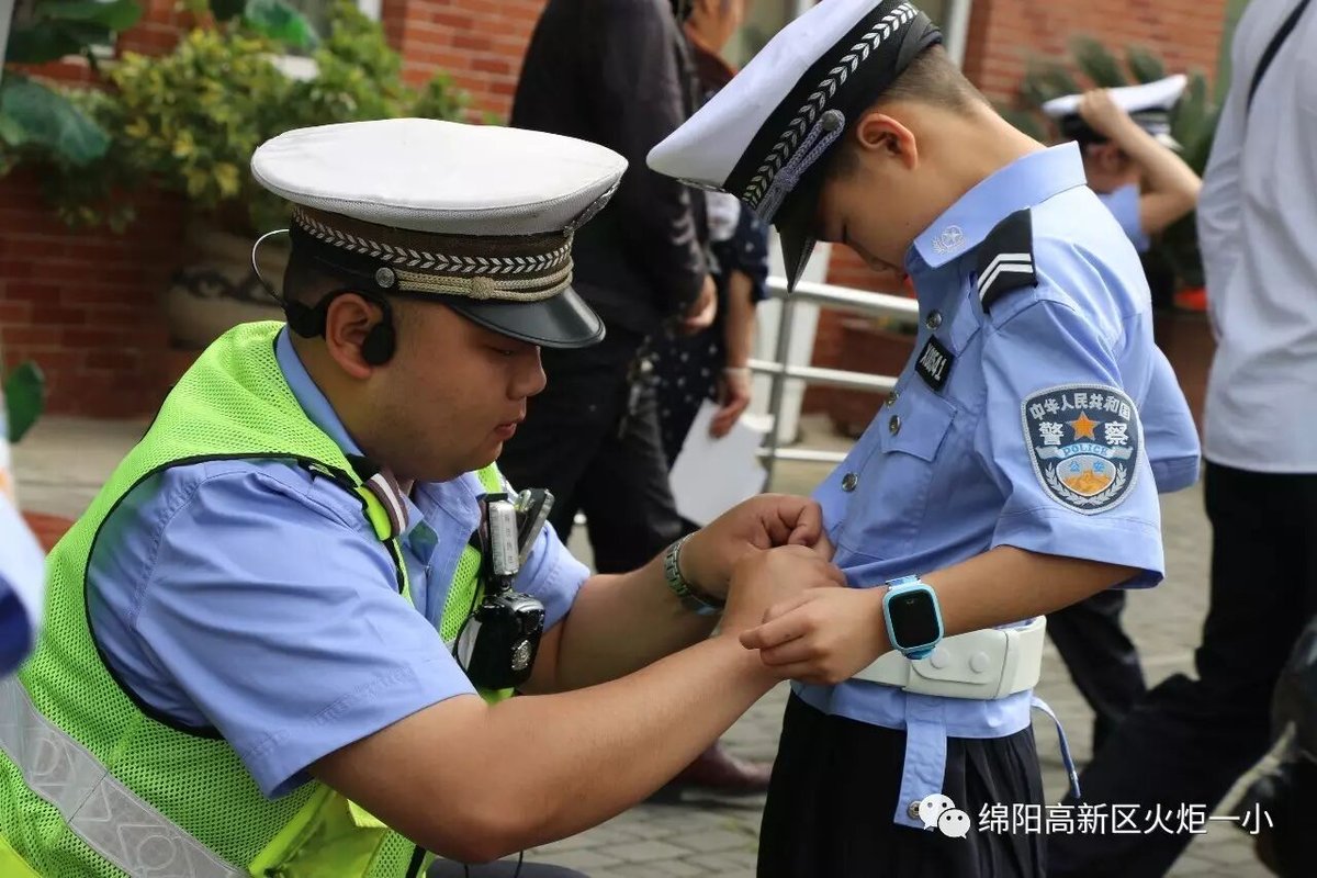 【火一动态】火炬一小第七届红领巾小交警督导队成立仪式