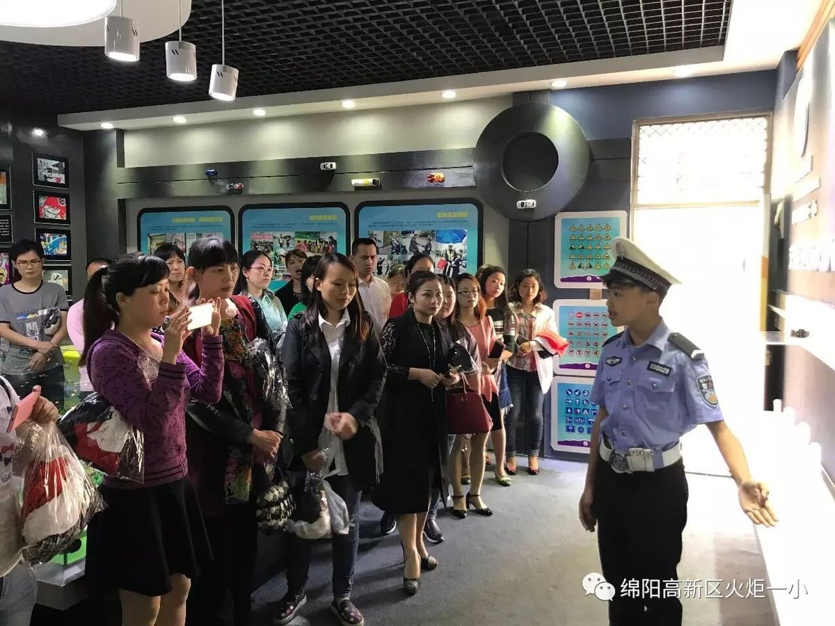 【火一动态】火炬一小第七届红领巾小交警督导队成立仪式