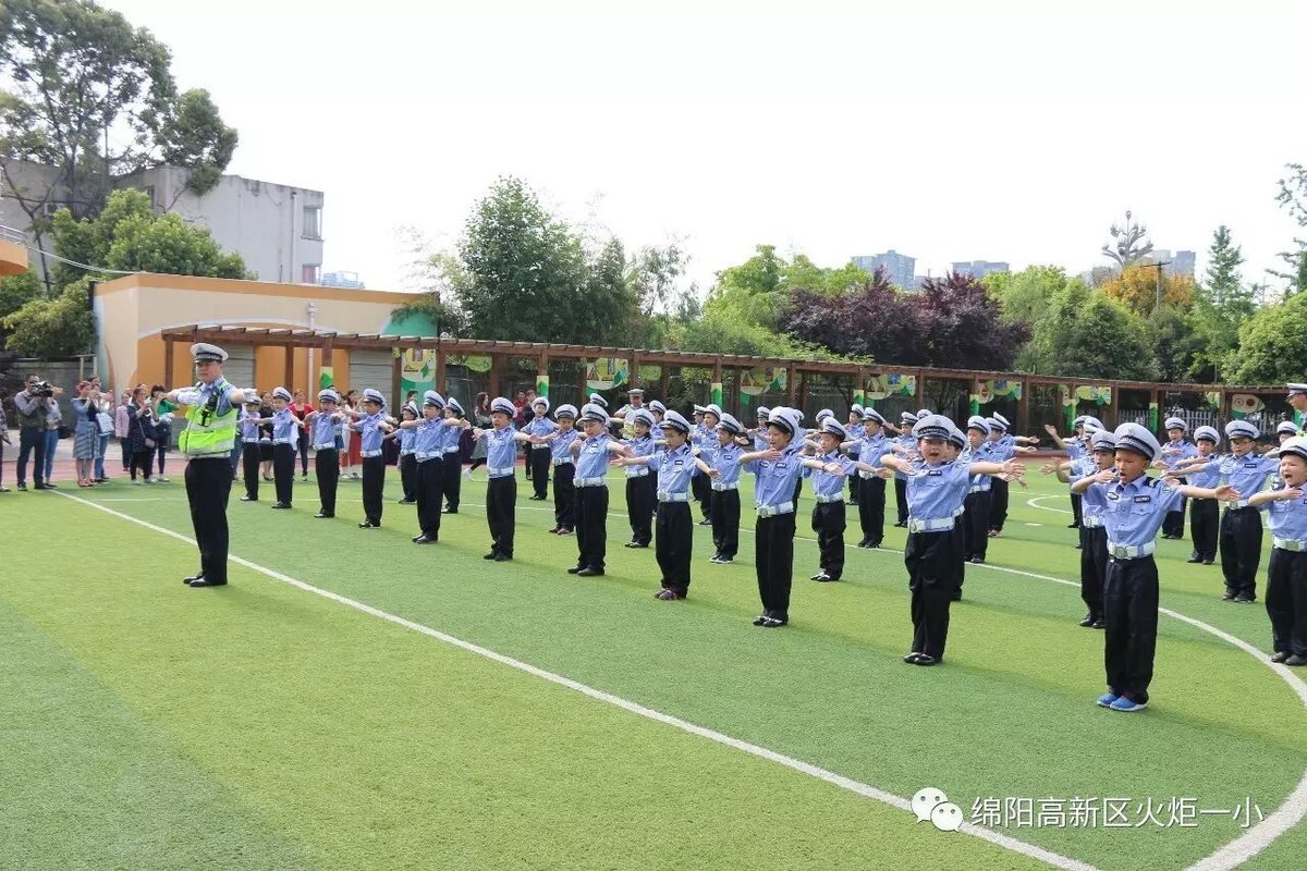 【火一动态】火炬一小第七届红领巾小交警督导队成立仪式