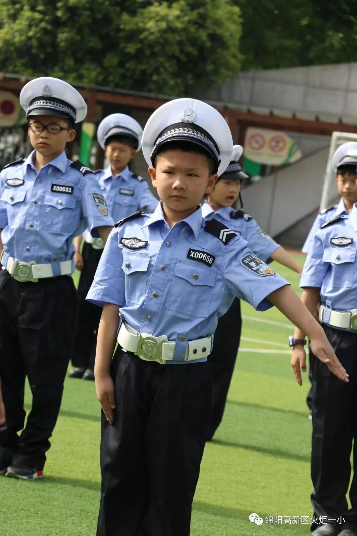 【火一动态】火炬一小第七届红领巾小交警督导队成立仪式