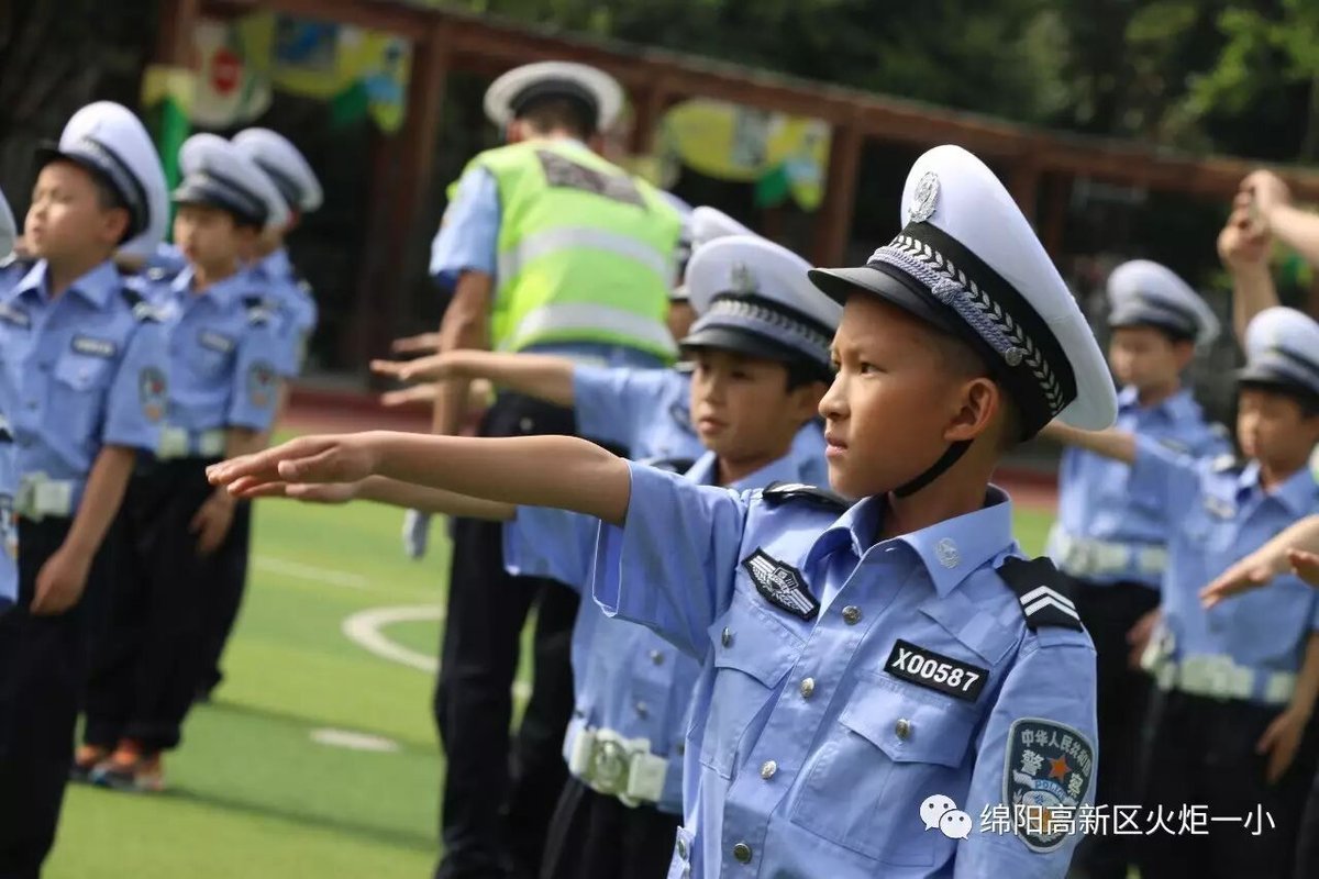 【火一动态】火炬一小第七届红领巾小交警督导队成立仪式