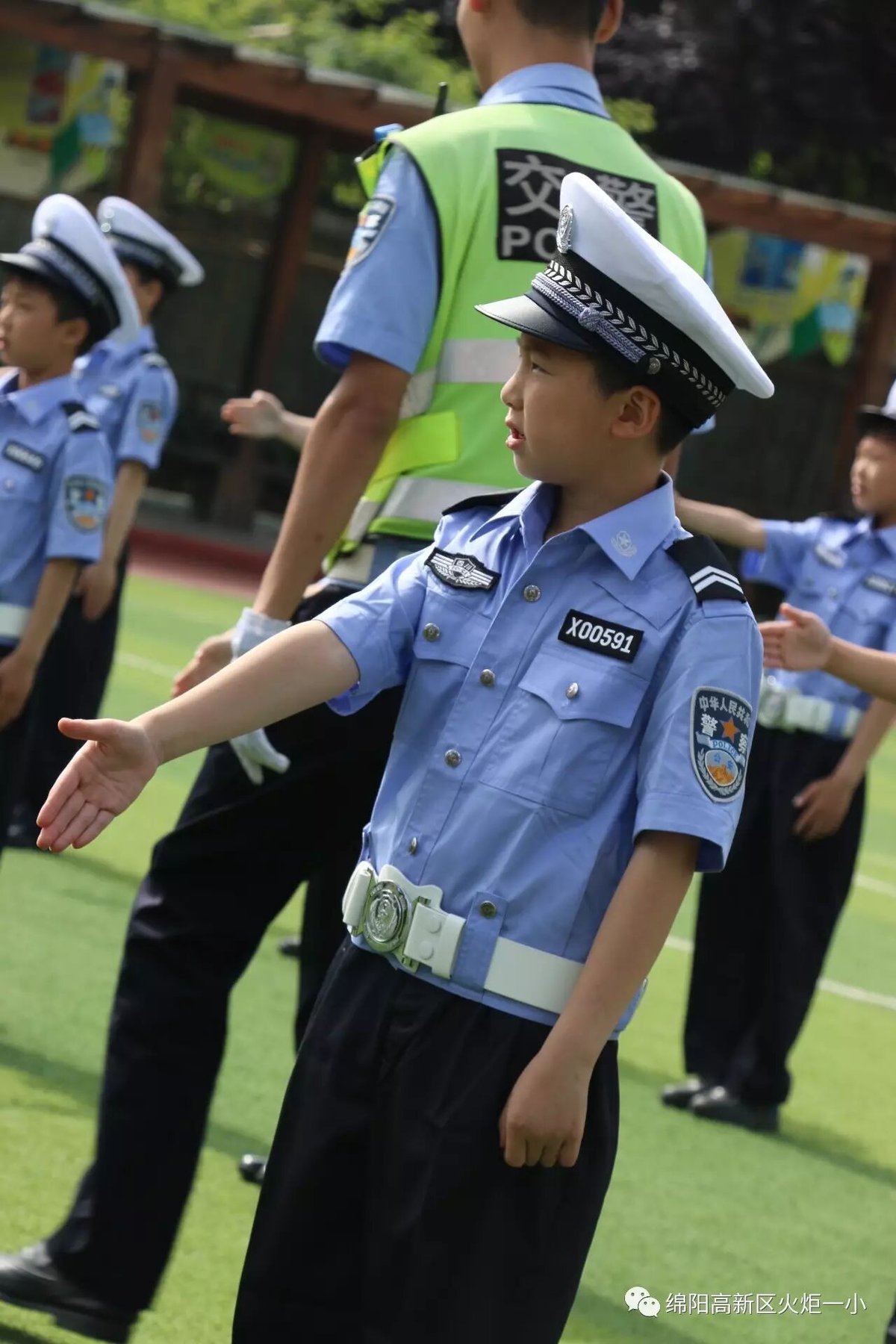 【火一动态】火炬一小第七届红领巾小交警督导队成立仪式