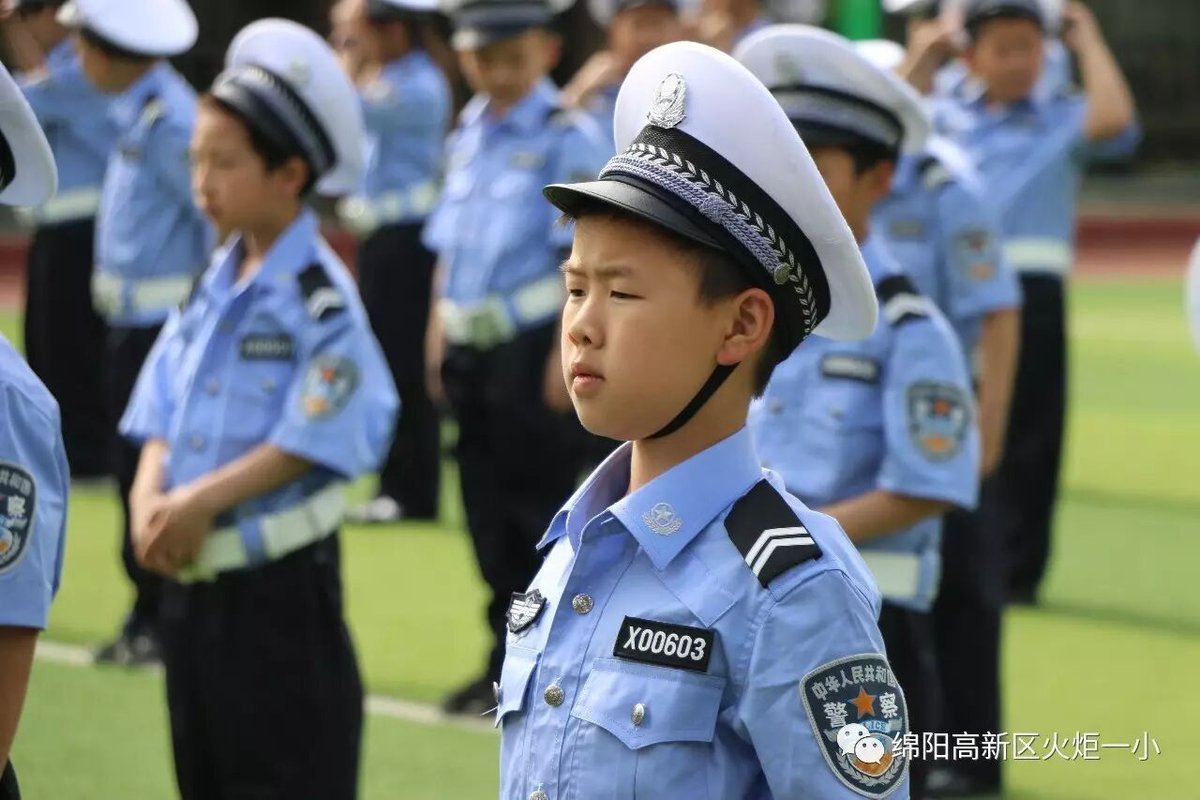 【火一动态】火炬一小第七届红领巾小交警督导队成立仪式
