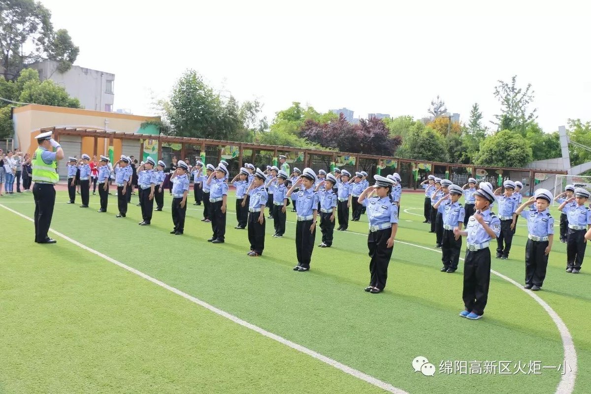 【火一动态】火炬一小第七届红领巾小交警督导队成立仪式