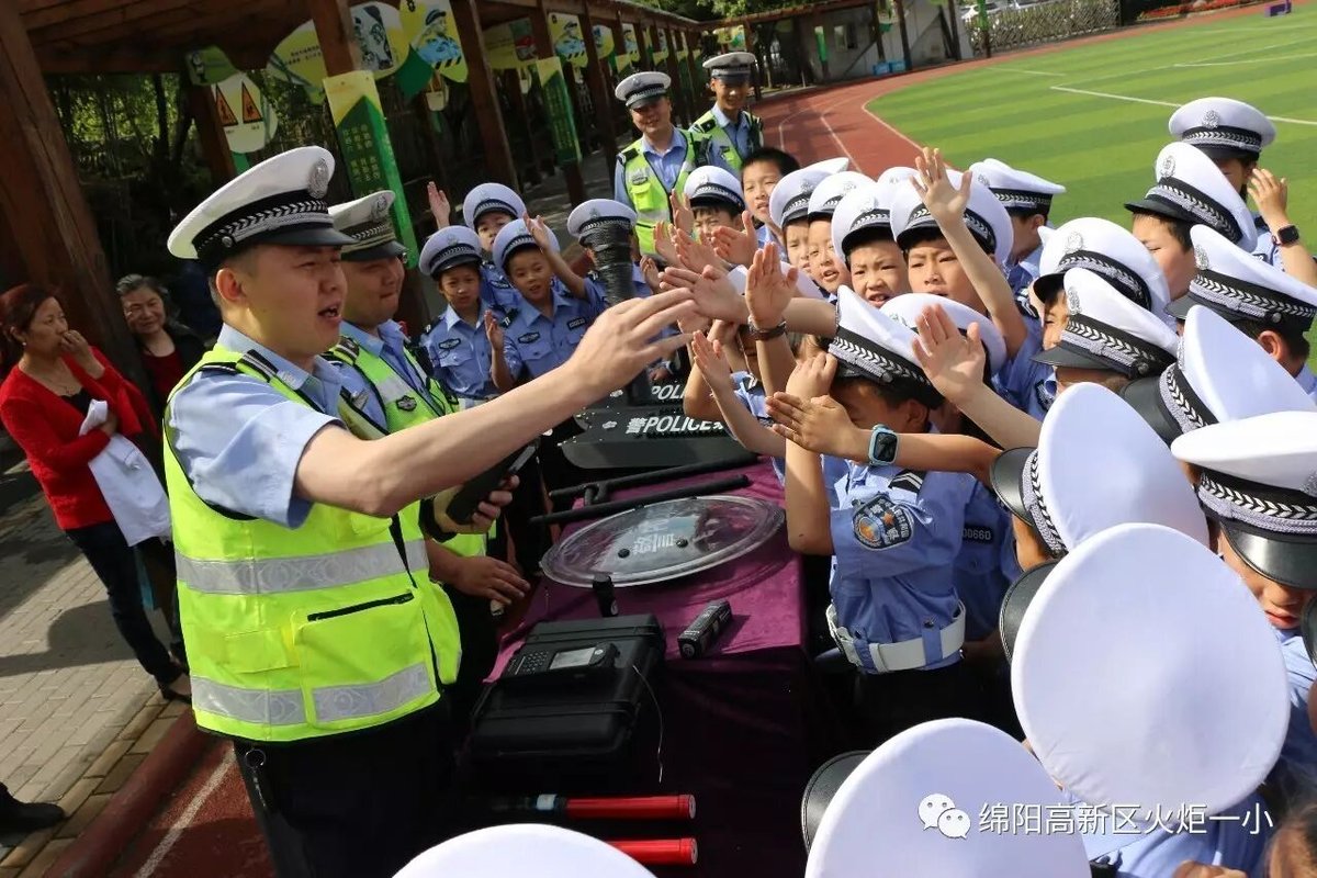 【火一动态】火炬一小第七届红领巾小交警督导队成立仪式