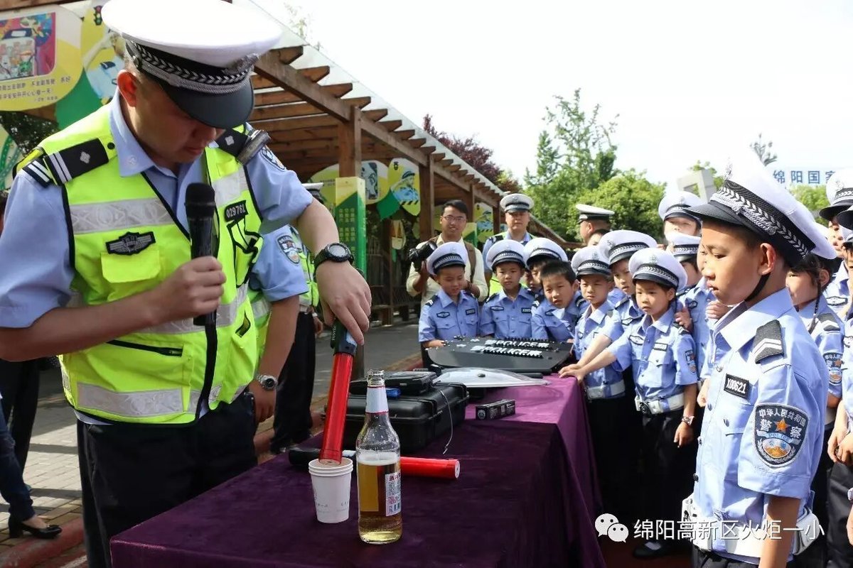 【火一动态】火炬一小第七届红领巾小交警督导队成立仪式