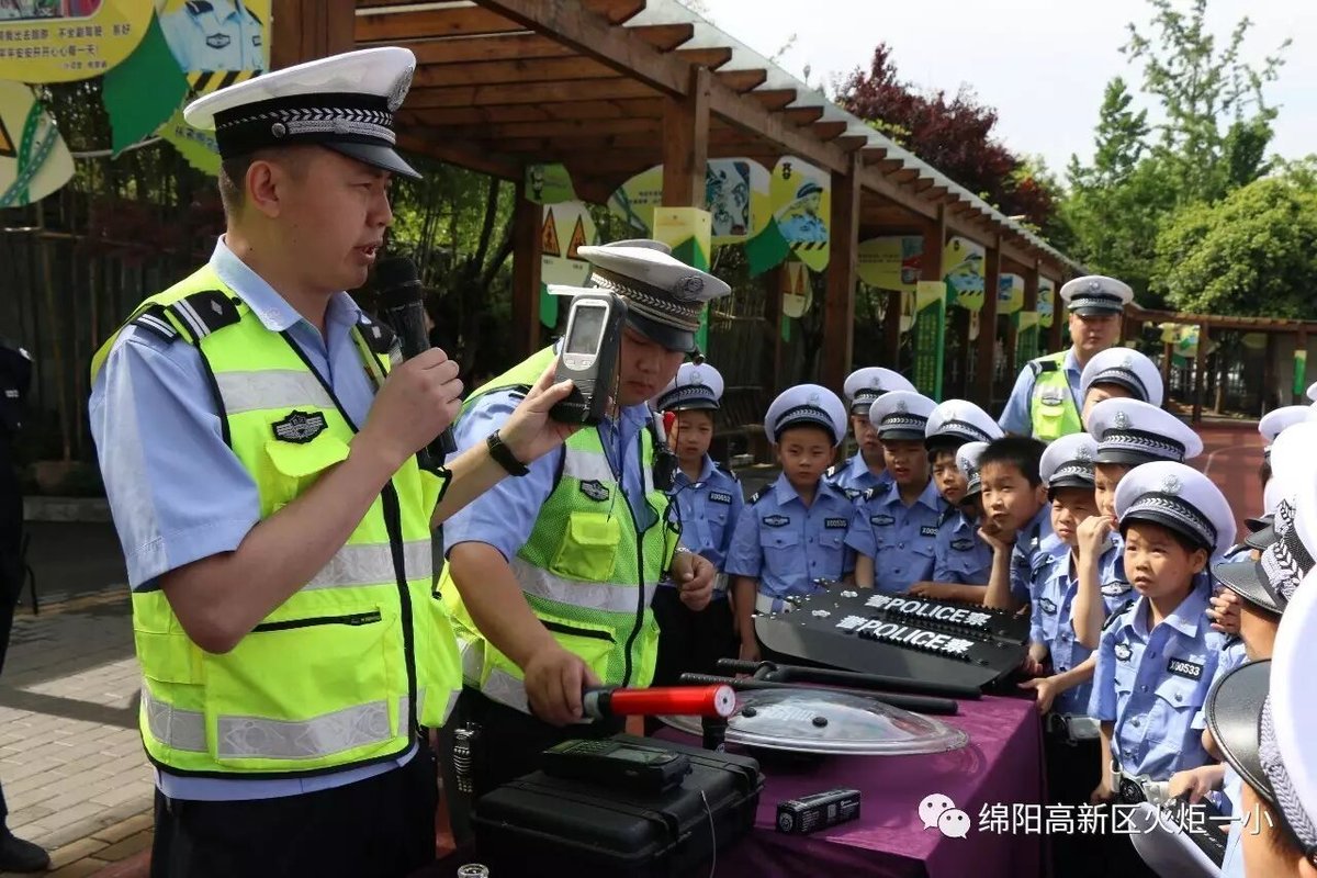 【火一动态】火炬一小第七届红领巾小交警督导队成立仪式