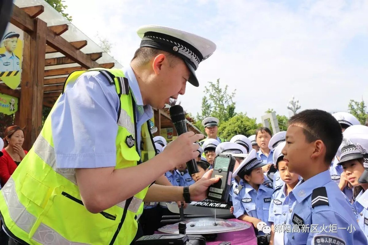 【火一动态】火炬一小第七届红领巾小交警督导队成立仪式