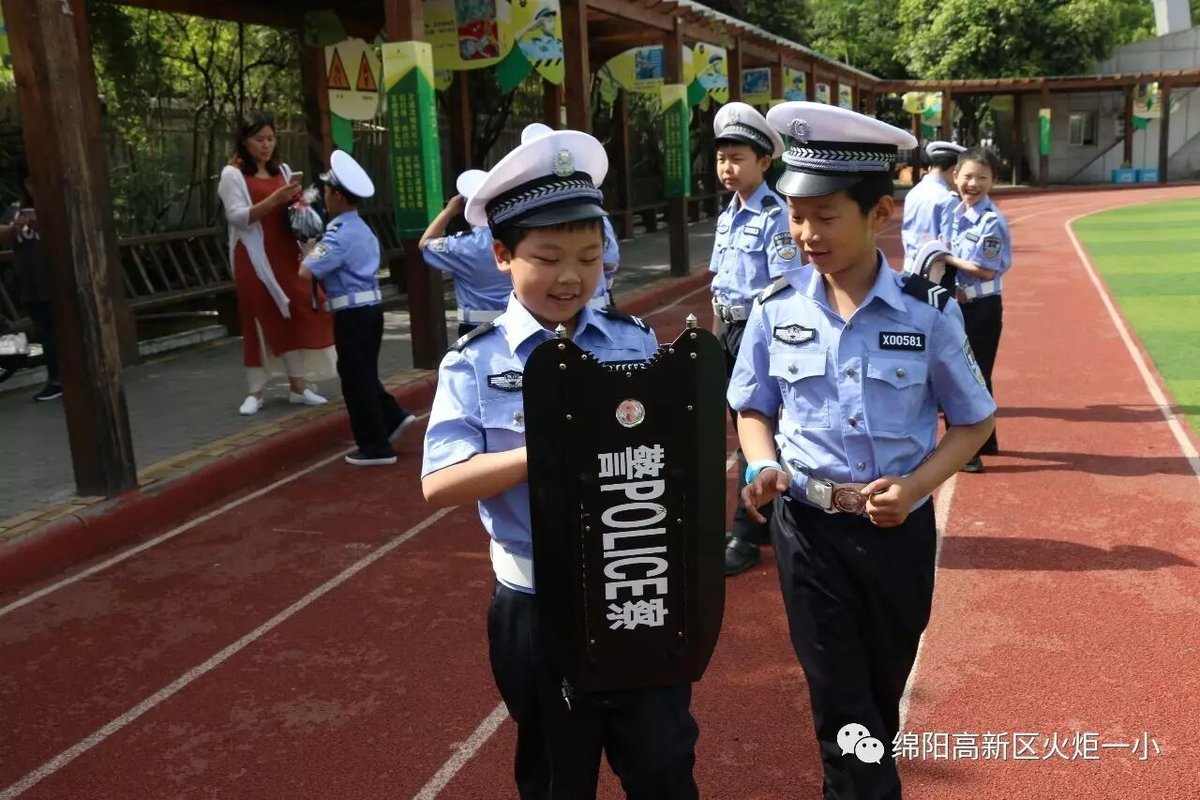 【火一动态】火炬一小第七届红领巾小交警督导队成立仪式