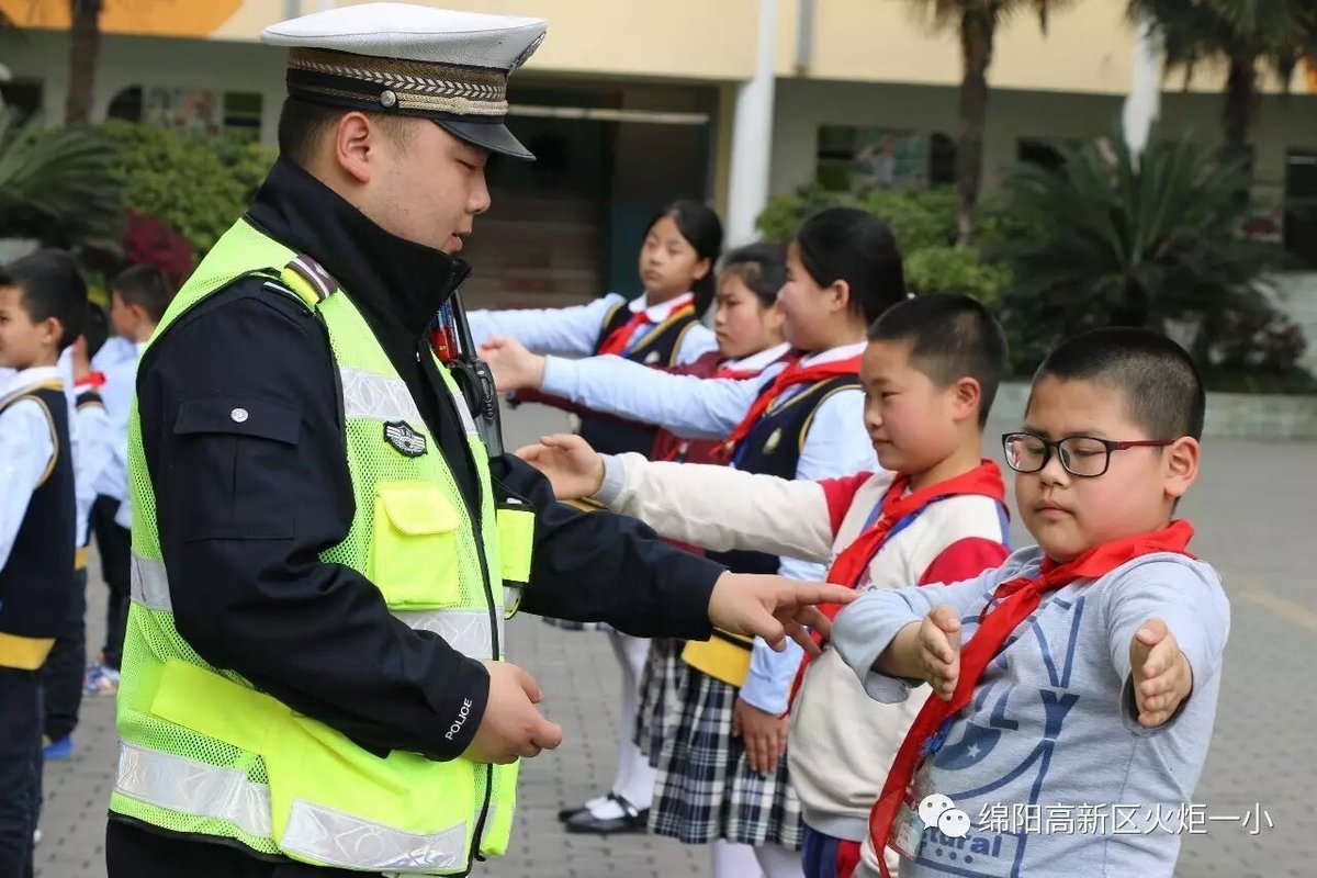 【火一动态】火炬一小第七届红领巾小交警督导队成立仪式