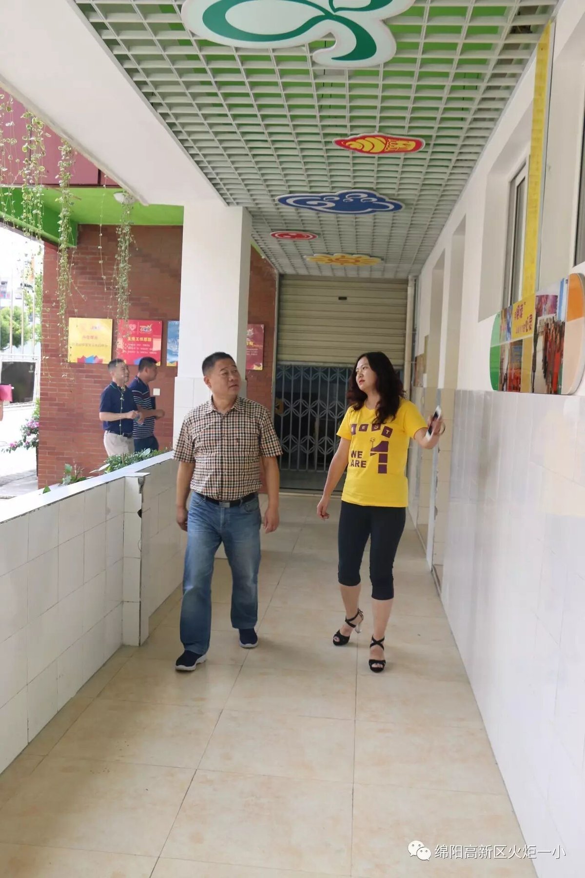 【火一动态】绵阳市教体局副局长古奇深入火炬一小检查指导开学工作
