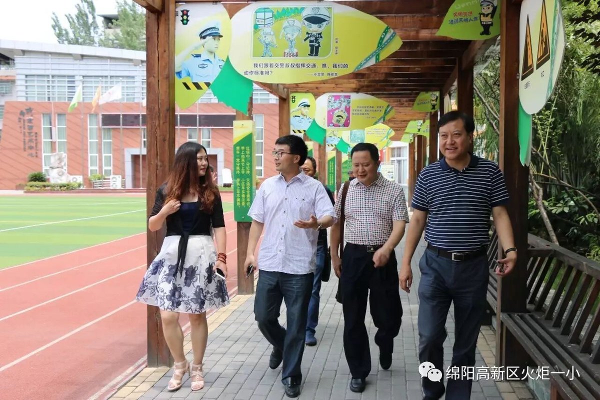 【火一动态】火炬一小迎接创建“全国文明校园”考核组检查