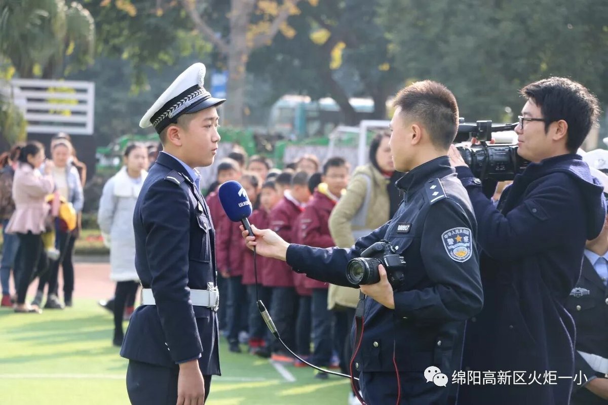 【火一动态】122"尊法守规明礼进学堂"交通安全宣传活动