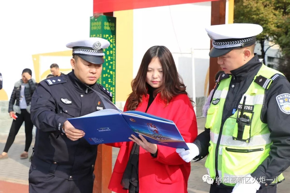 【火一动态】122"尊法守规明礼进学堂"交通安全宣传活动