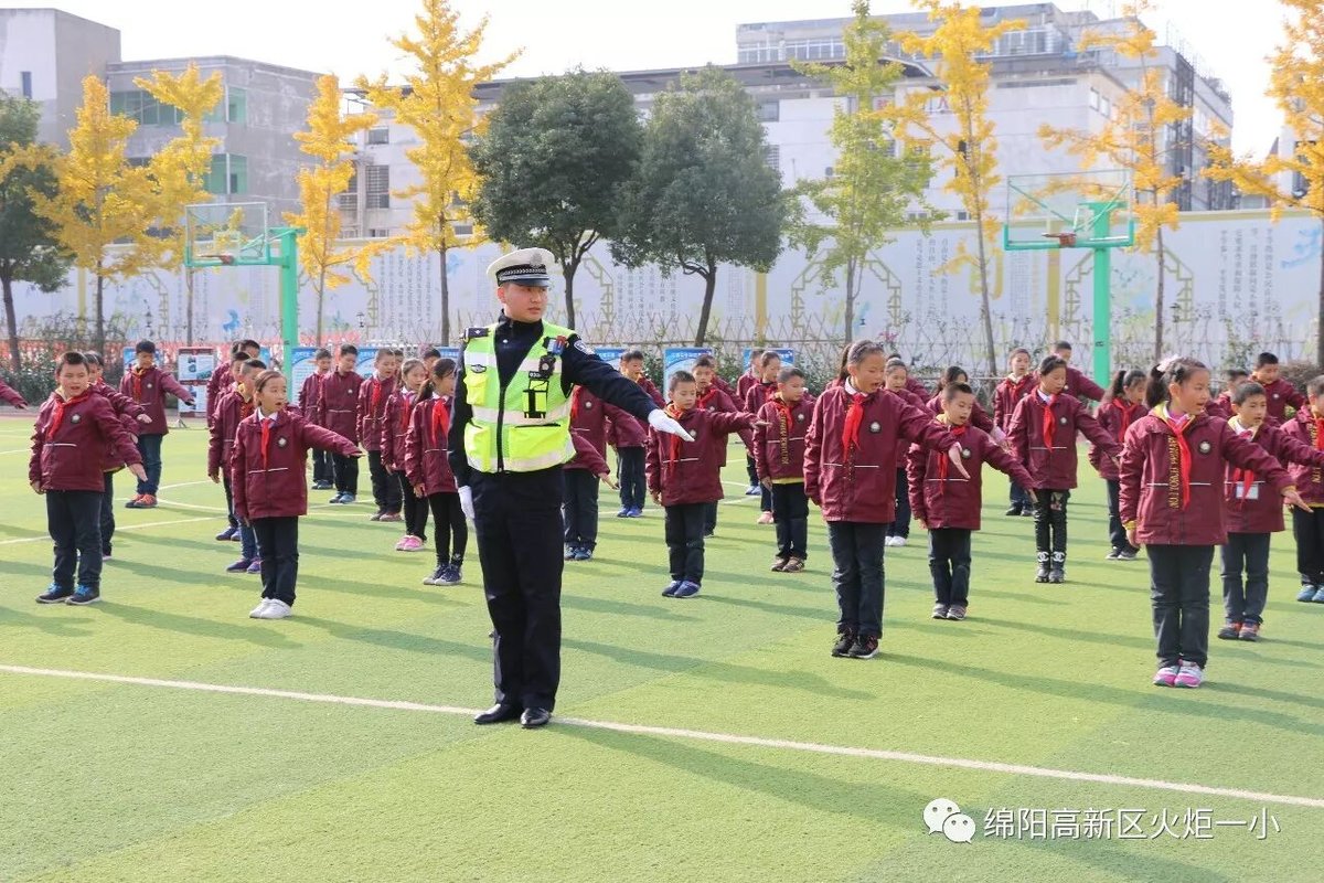【火一动态】122"尊法守规明礼进学堂"交通安全宣传活动