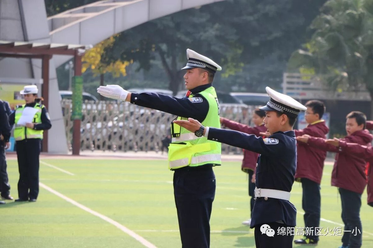 【火一动态】122"尊法守规明礼进学堂"交通安全宣传活动