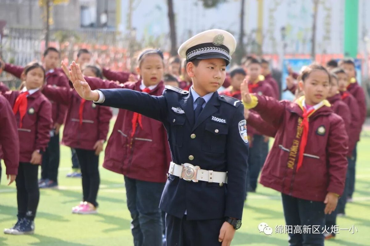 【火一动态】122"尊法守规明礼进学堂"交通安全宣传活动