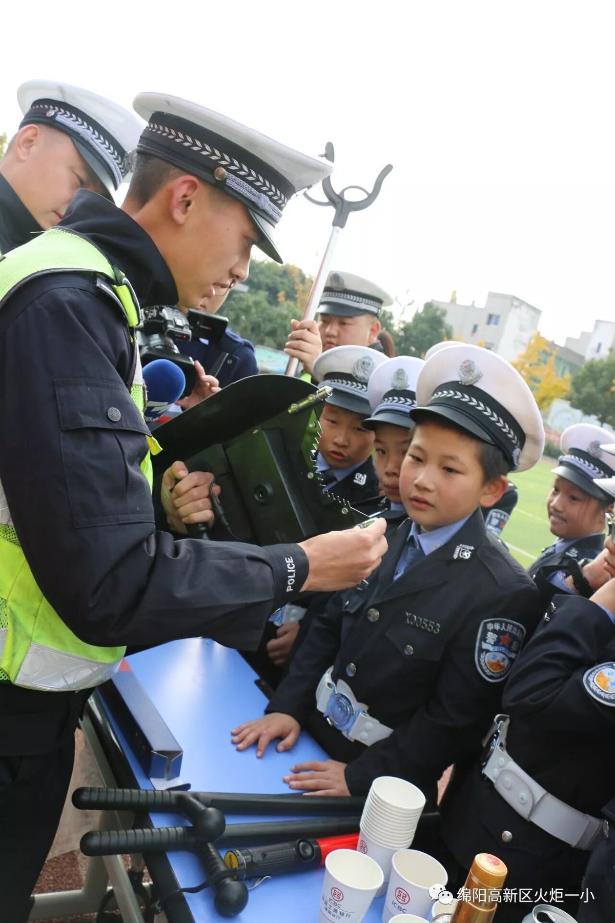 【火一动态】122"尊法守规明礼进学堂"交通安全宣传活动