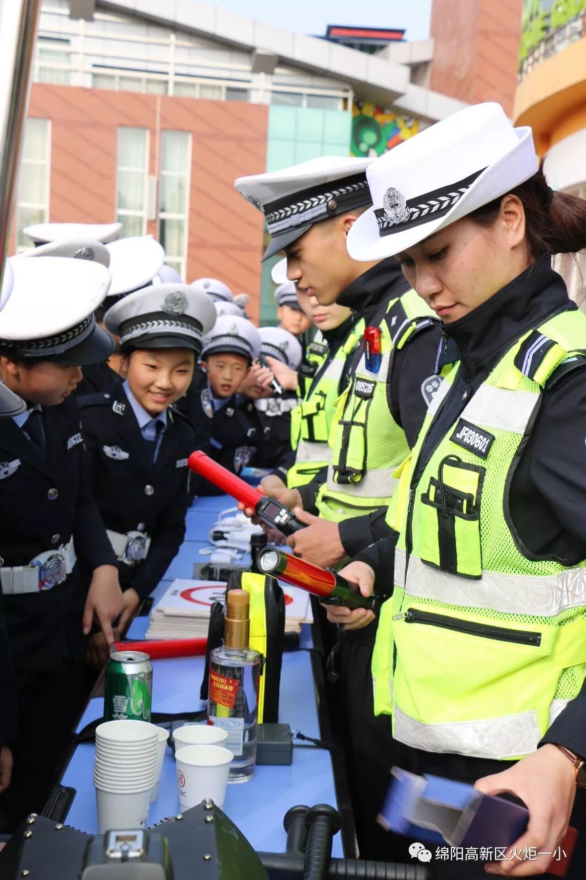 【火一动态】122"尊法守规明礼进学堂"交通安全宣传活动