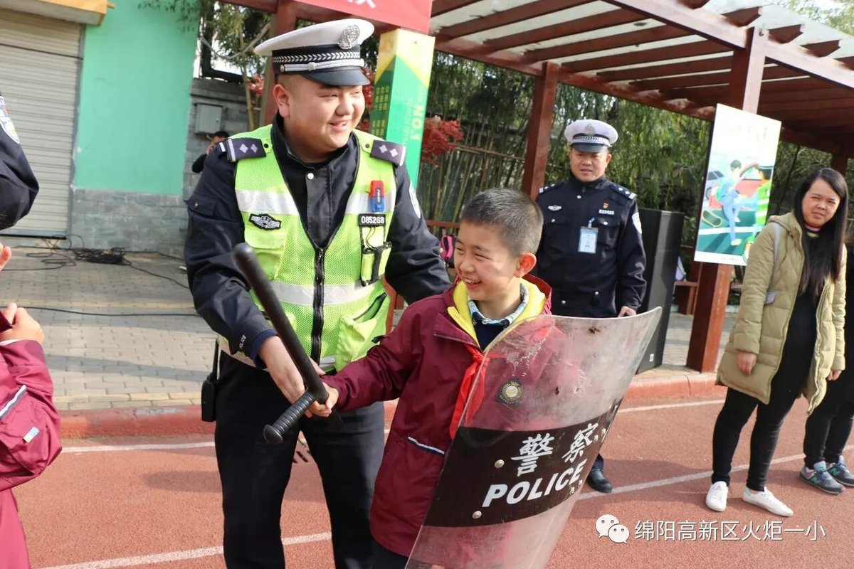 【火一动态】122"尊法守规明礼进学堂"交通安全宣传活动