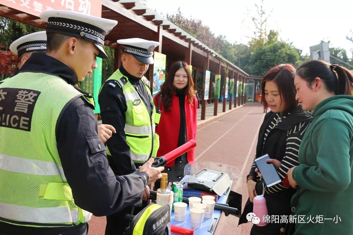 【火一动态】122"尊法守规明礼进学堂"交通安全宣传活动