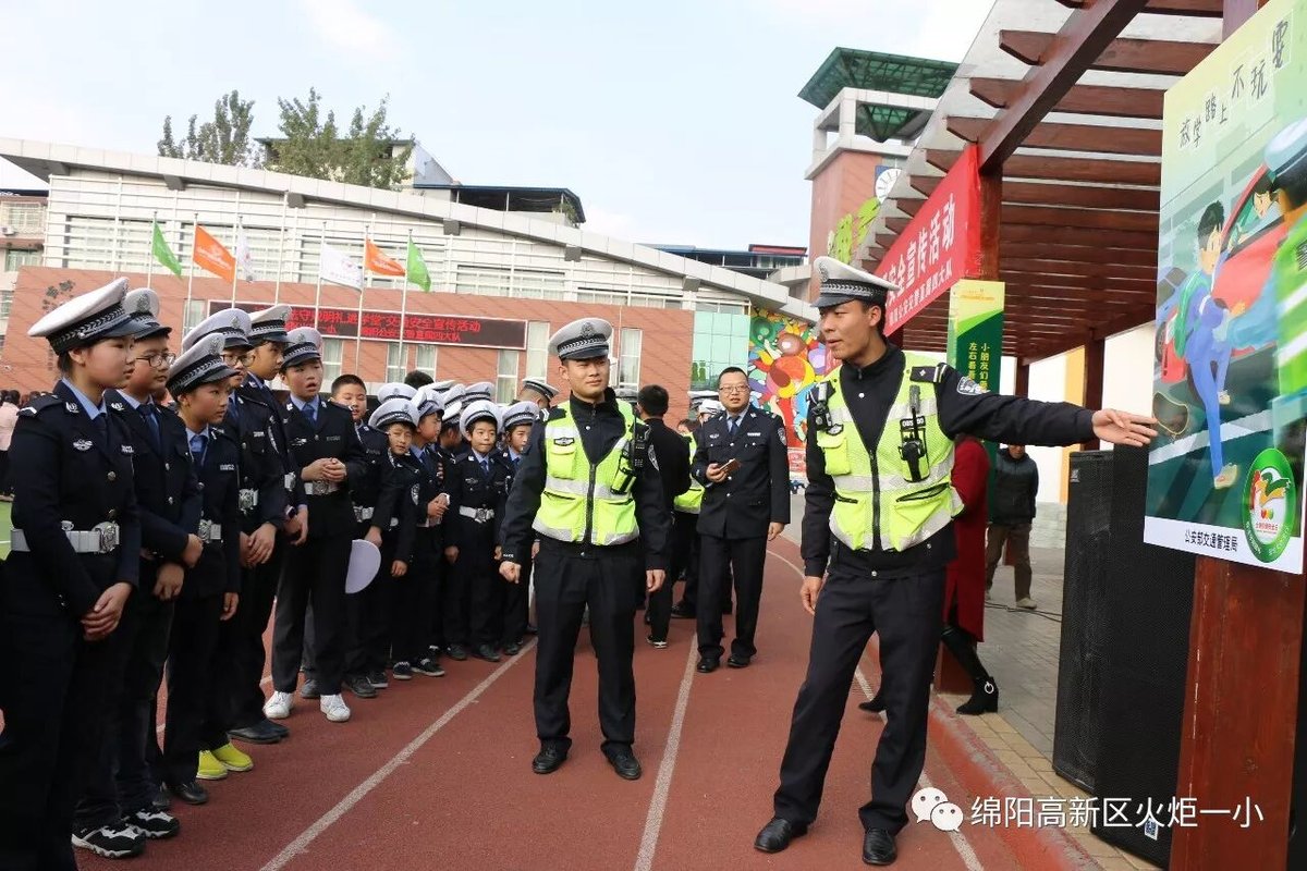 【火一动态】122"尊法守规明礼进学堂"交通安全宣传活动