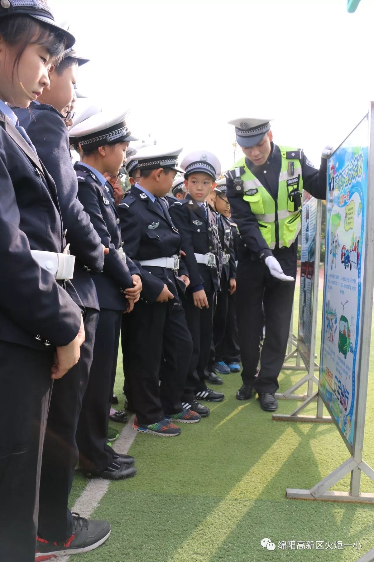 【火一动态】122"尊法守规明礼进学堂"交通安全宣传活动