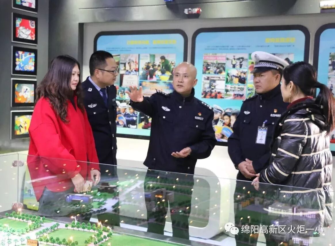 【火一动态】122"尊法守规明礼进学堂"交通安全宣传活动